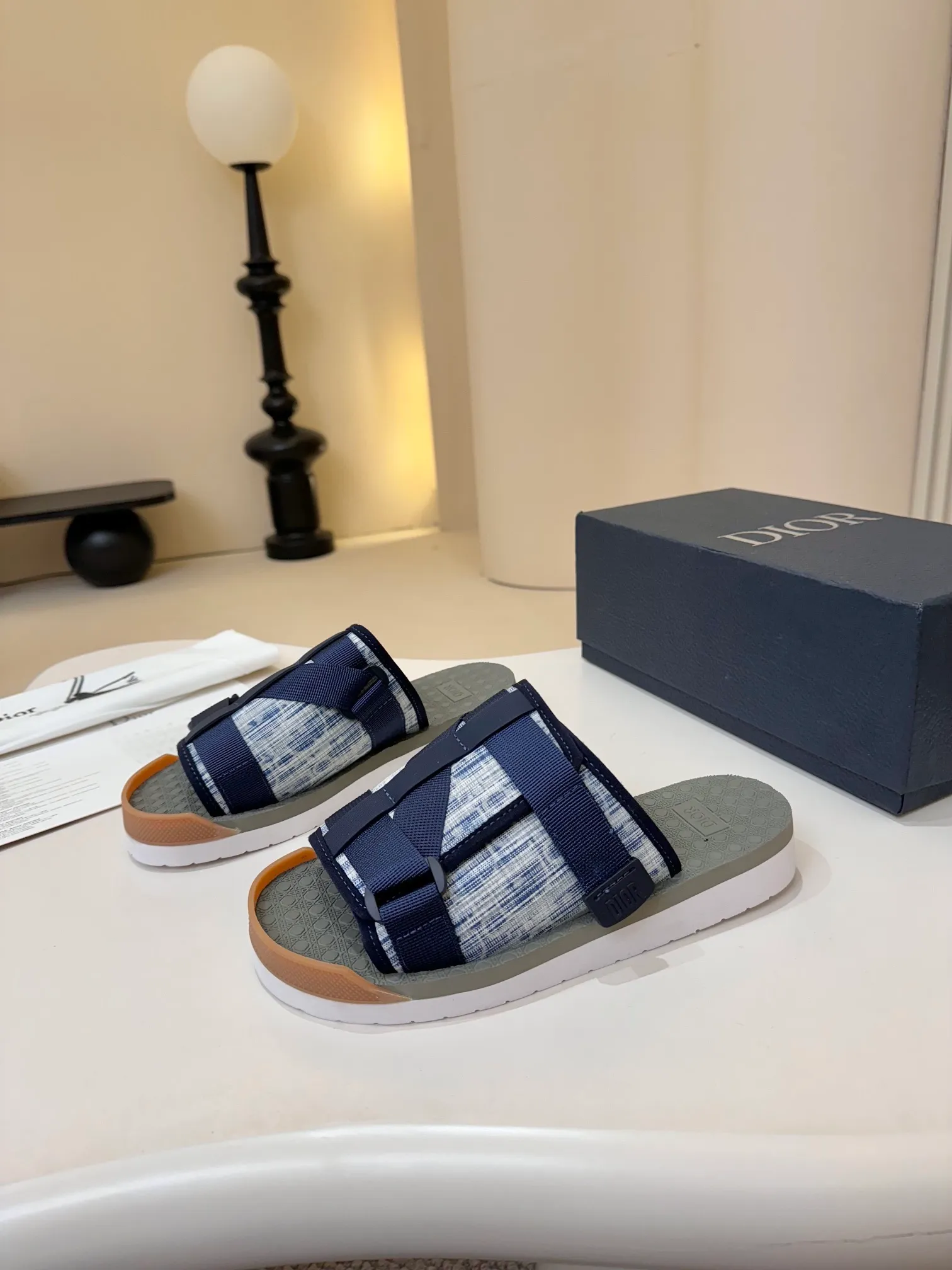 [Dior] P: 300💰 -Size: 38-46 Dior Dior D’s classic men’s slippers, high-end boutique, original material, pure cotton printed canvas upper, fine workmanship, super soft sole, casual, loose and comfortable, a must-have in summer! !
